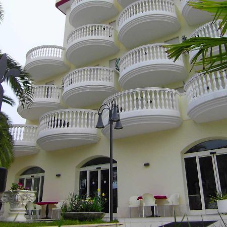 Hotel Eva Alba Adriatica Exterior foto